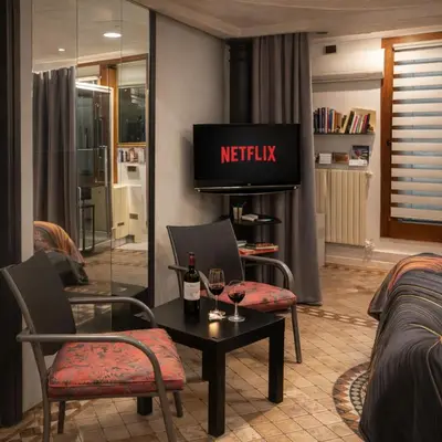 TV o dispositivi per l'intrattenimento presso Room Galileo Padova - Suite indipendente con doccia emozionale vicino Ospedale