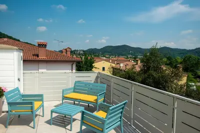 Vista generica sulle montagne o vista sulle montagne dall'interno dell'appartamento