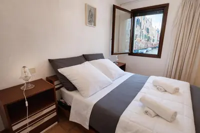 Letto o letti in una camera di Zen Accommodations , Canal view