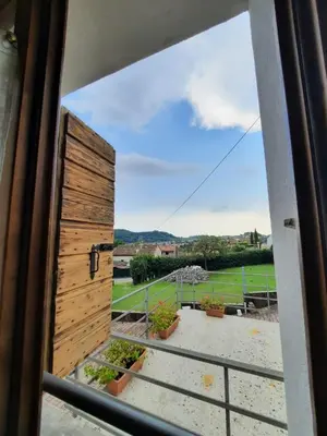 Vista generica sulle montagne o vista sulle montagne dall'interno dell'appartamento