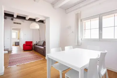 Area soggiorno di WAVE'S GLASS Industrial loft in old Murano