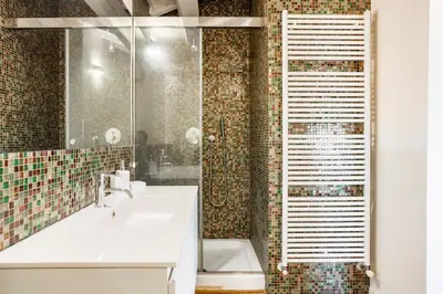 Bagno di WAVE'S GLASS Industrial loft in old Murano