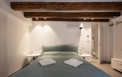 Letto o letti in una camera di Private Courtyard Peggy Cozy Venice Apartment