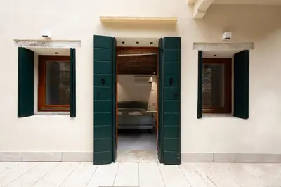 Planimetria di Private Courtyard Peggy Cozy Venice Apartment