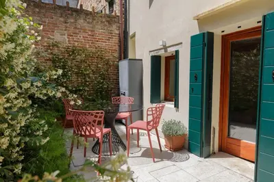 Planimetria di Private Courtyard Peggy Cozy Venice Apartment