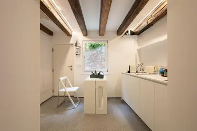 Cucina o angolo cottura di Private Courtyard Peggy Cozy Venice Apartment