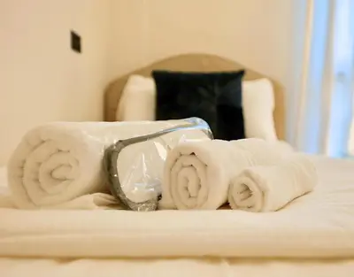 Letto o letti in una camera di Welc-ōM Ivrea Padova Free Parking