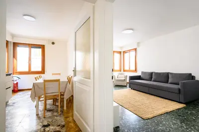 Area soggiorno di Palazzina Pistor 2nd Floor by Sarlux