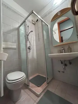 Bagno di Spacious 3 BDR Apartment in Padua