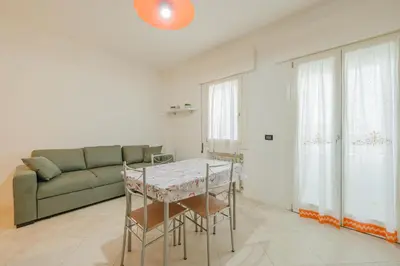Area soggiorno di Poppy's Flat - 10 min from Venice & Train Station