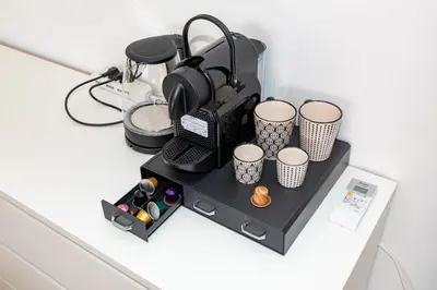 Set per la preparazione di tè e caffè presso Fucini Rooms Mestre Posizione strategica e comfort moderno