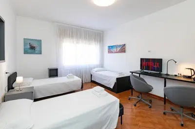 Letto o letti in una camera di Fucini Rooms Mestre Posizione strategica e comfort moderno
