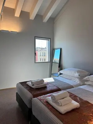Letto o letti in una camera di The Lotus Flower Stylish Renovated Apt in Venice