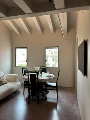 Area soggiorno di The Lotus Flower Stylish Renovated Apt in Venice