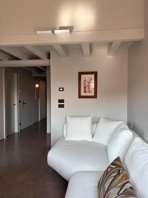 Area soggiorno di The Lotus Flower Stylish Renovated Apt in Venice