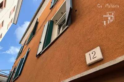Certificato, attestato, insegna o altro documento esposto da Ca' Malvasia
