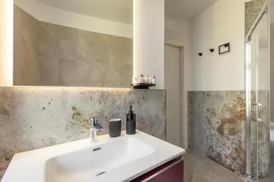 Bagno di Colore & Design - Apt con 2 Camere a due passi da Piazza dell' Orologio