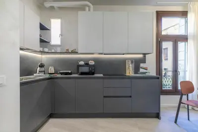 Cucina o angolo cottura di Colore & Design - Apt con 2 Camere a due passi da Piazza dell' Orologio