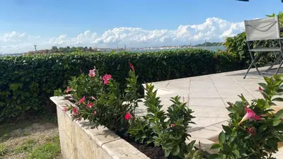 Vista generica sulle montagne o vista sulle montagne dall'interno dell'appartamento
