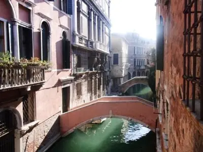 Vista generica su Venezia o vista sulla città dall'interno dell'appartamento