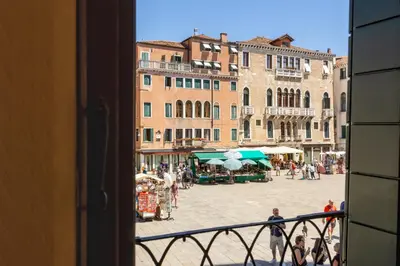 Vista generica su Venezia o vista sulla città dall'interno dell'appartamento