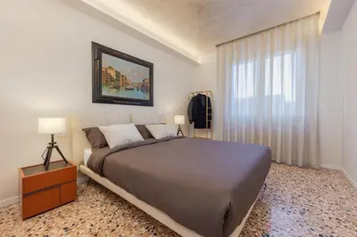 Letto o letti in una camera di Elegant Executive Flat ,15 min from Venice, Free Parking
