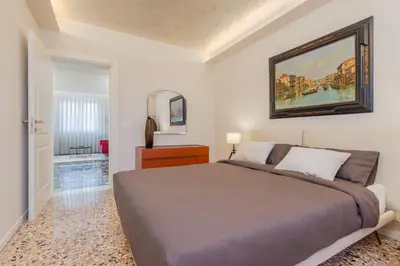 Letto o letti in una camera di Elegant Executive Flat ,15 min from Venice, Free Parking