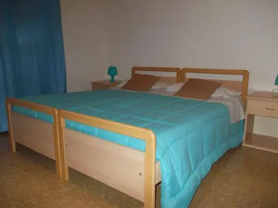 Letto o letti in una camera di Travellers Lodge Bed & Rooms