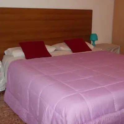Travellers Lodge Bed & Rooms