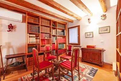 Biblioteca nell'appartamento