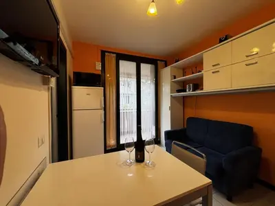 Cucina o angolo cottura di Bright apartment with pool near the sea
