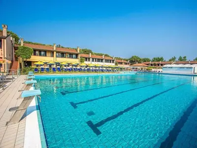 Piscina di Bright apartment with pool near the sea o nelle vicinanze