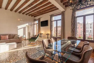 Area soggiorno di Domus Rialto Balcony best view on the Grand Canal