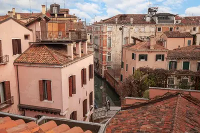 Vista generica su Venezia o vista sulla città dall'interno dell'appartamento