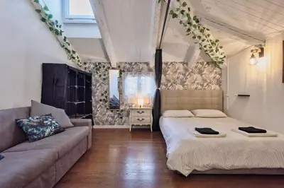 Letto o letti in una camera di Treviso Centro, Mansarda design con travi a vista