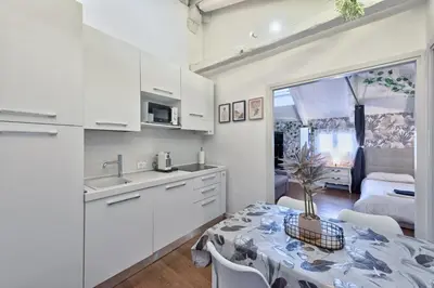 Cucina o angolo cottura di Treviso Centro, Mansarda design con travi a vista