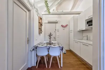 Cucina o angolo cottura di Treviso Centro, Mansarda design con travi a vista