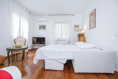 Letto o letti in una camera di Apartment with Free Parking Easy Access to Venice