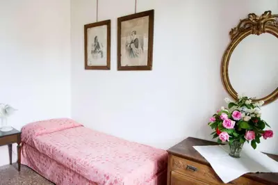 Letto o letti in una camera di Villa storica con giardino