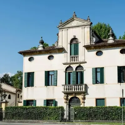 Villa storica con giardino