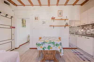 Cucina o angolo cottura di Lagoon View - 12 min to the Train Station