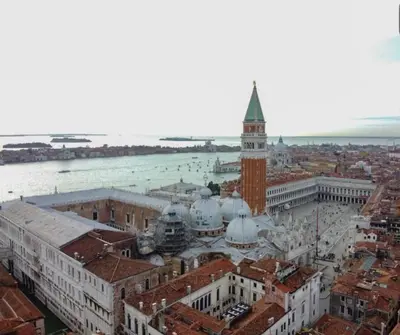 Vista generica su Venezia o vista sulla città dall'interno dell'appartamento