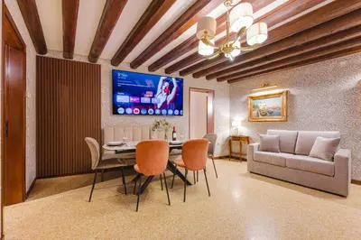 TV o dispositivi per l'intrattenimento presso Venice Royal Residence - 5 min from Train Station & Private Parking