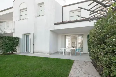 Giardino di Les Maisons - Carraro Immobiliare - Family Apartments