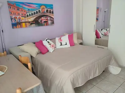Letto o letti in una camera di casa lilla