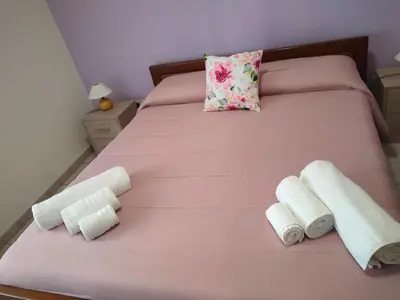 Letto o letti in una camera di casa lilla
