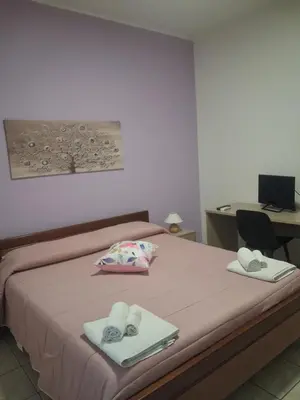 Letto o letti in una camera di casa lilla