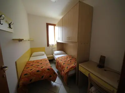 Letto o letti in una camera di Two bedroom Rosolina apartment with space