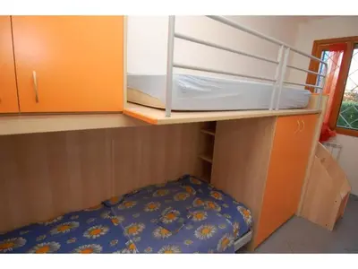 Letto o letti a castello in una camera di Two bedroom Rosolina apartment with space