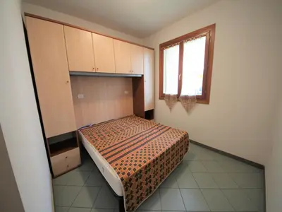 Letto o letti in una camera di Two bedroom Rosolina apartment with space